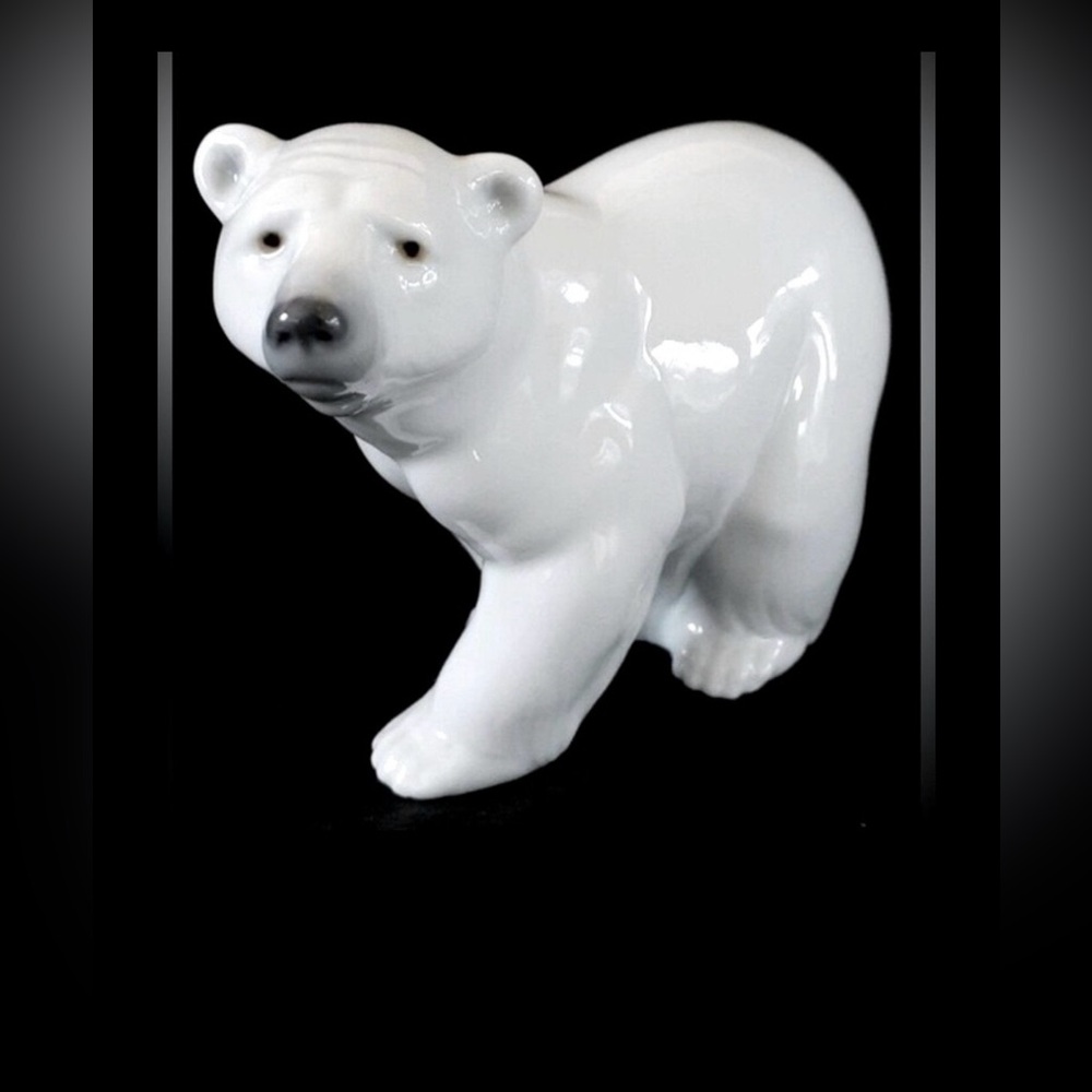LLADRO Daisa Polar Bear White Porcelain handmade in Spain measuring 4.5”- 3.8”
